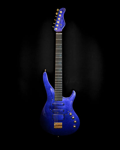 Guitare E-Series E7 Cosmo bleu vif de Belforti Instruments, finition étincelante avec quincaillerie dorée, conçue pour les musiciens en quête de personnalisation.