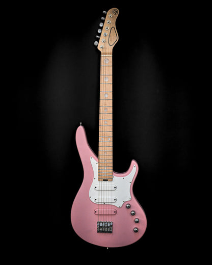 Guitare E-Series E7 Sakura Pink de Belforti Instruments, avec un design élégant, un pickguard blanc contrasté et une finition haut de gamme.