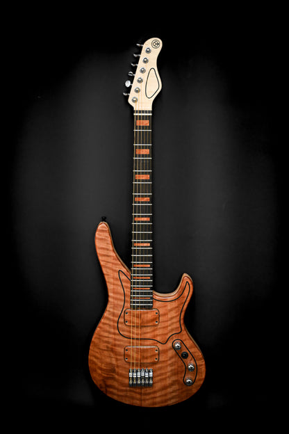Guitare Makore M-Series M7 de Belforti Instruments, conçue avec une magnifique table en érable flammé et un accastillage personnalisé, parfaite pour un jeu expressif.