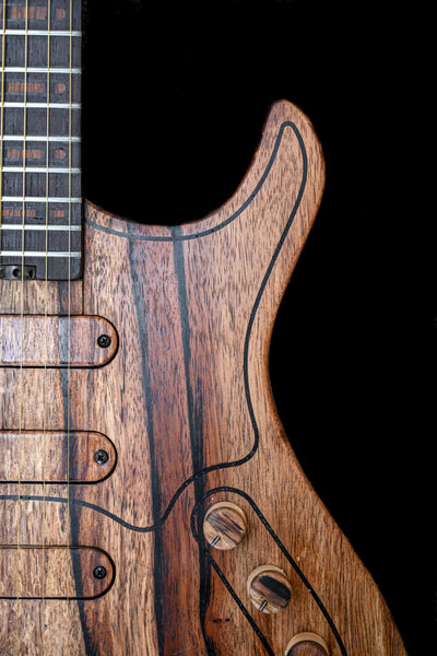 Gros plan détaillé d'une guitare Masterbuilt Series - Custom fabriquée par Belforti, mettant en valeur le bois et le savoir-faire haut de gamme.