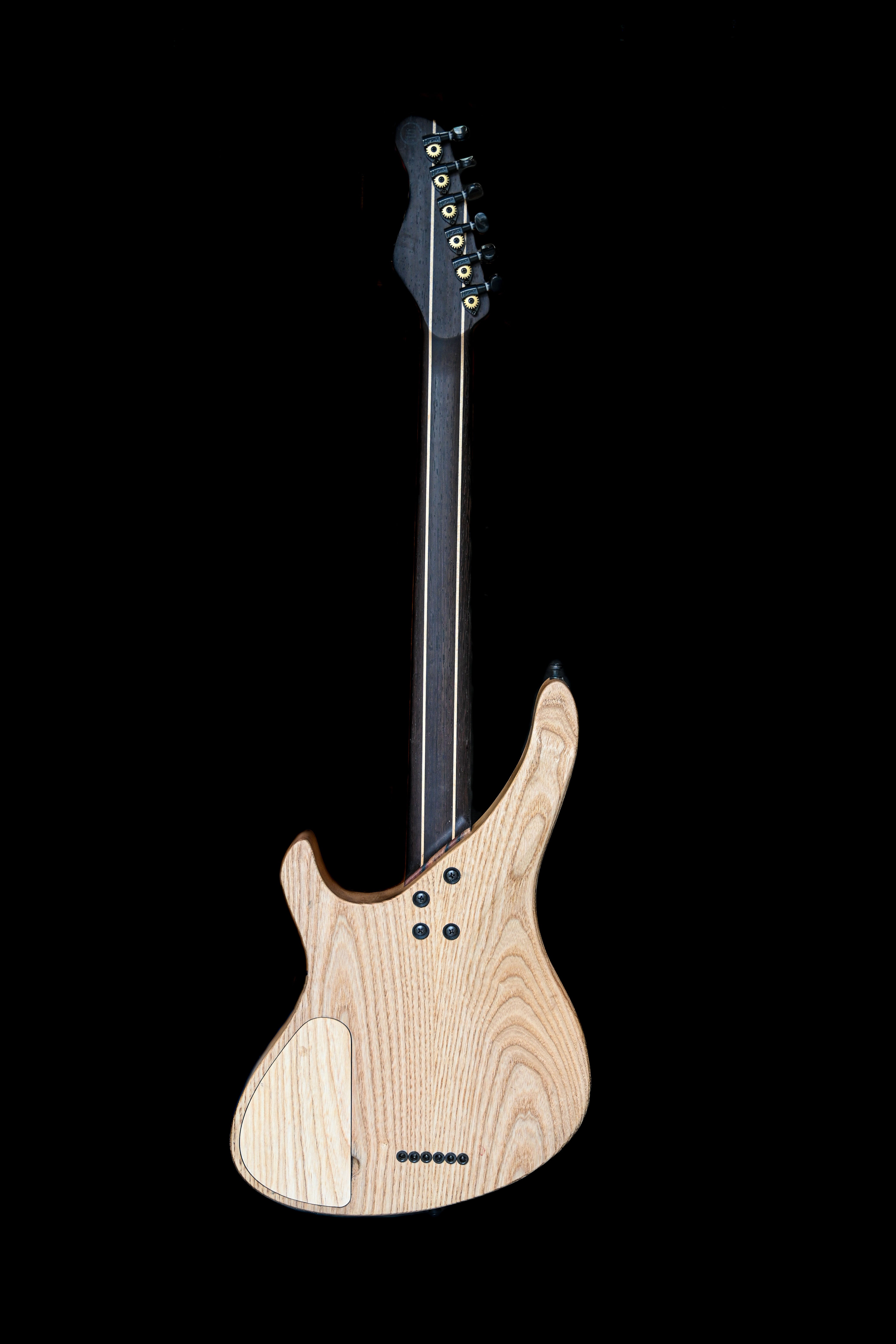 Guitare de la série M de Belforti Instruments, dotée d'une touche et d'un corps au design complexe qui témoigne d'un savoir-faire de qualité supérieure.