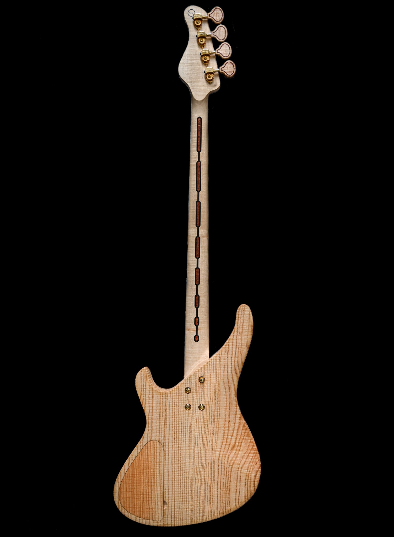 Gros plan sur le manche et le corps de la basse S1 Waterfall Bubinga, mettant en valeur le grain du bois et les ligatures.