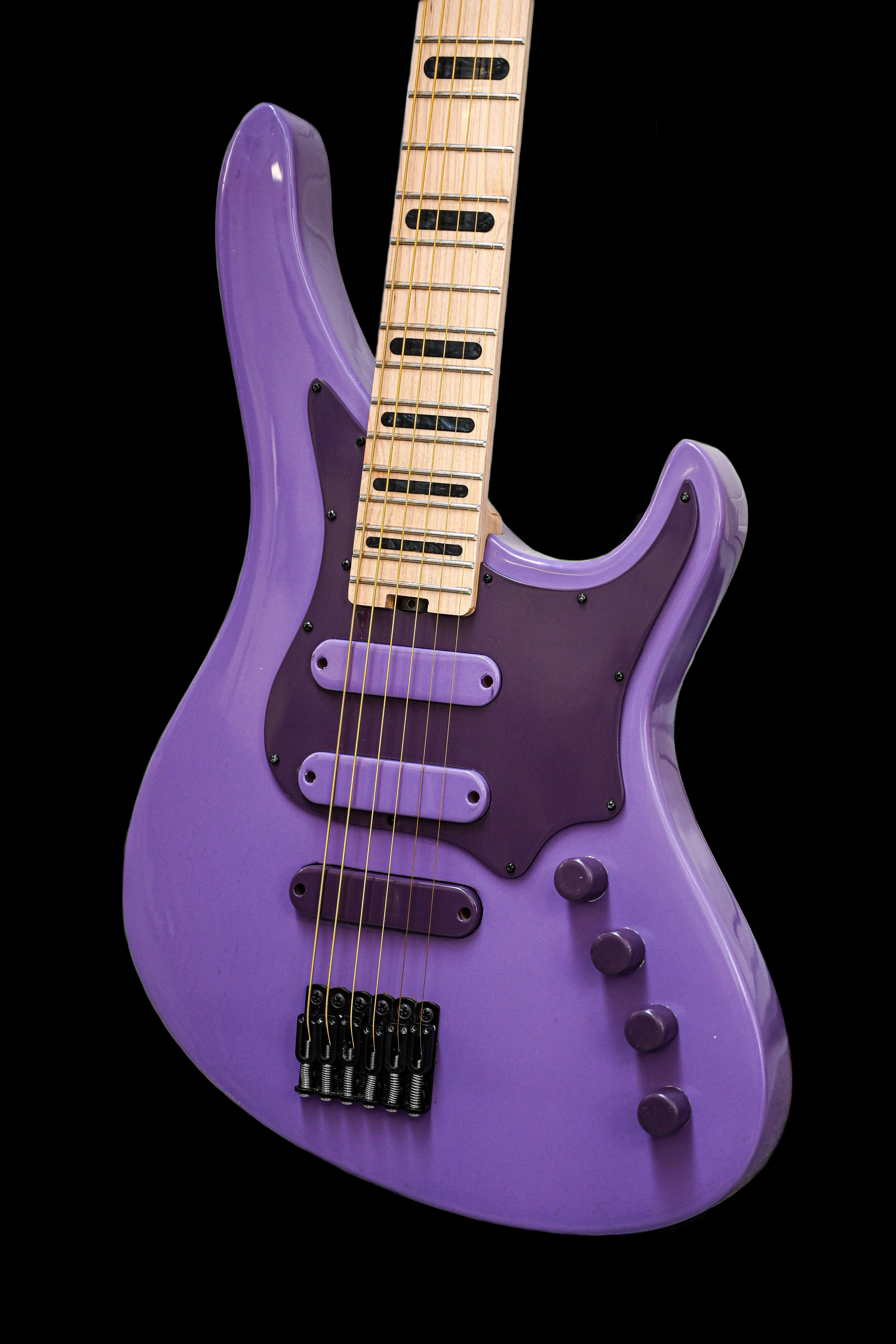 Vue de côté de la guitare E5 French Lilac montrant les courbes élégantes et un look moderne.