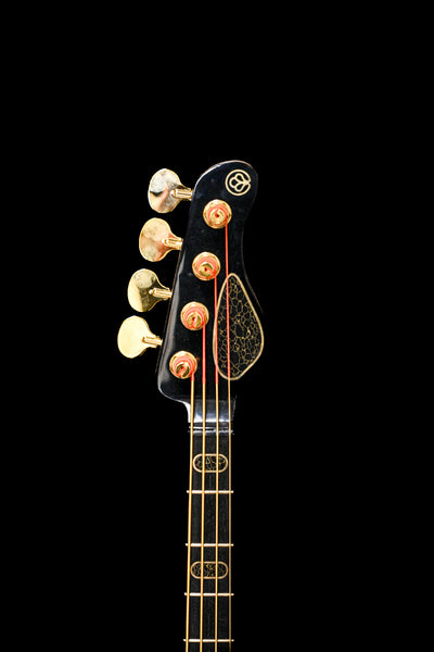 Montrant le contour du corps et le design de la guitare basse S1 'Laudate Concordia' Édition Limitée.