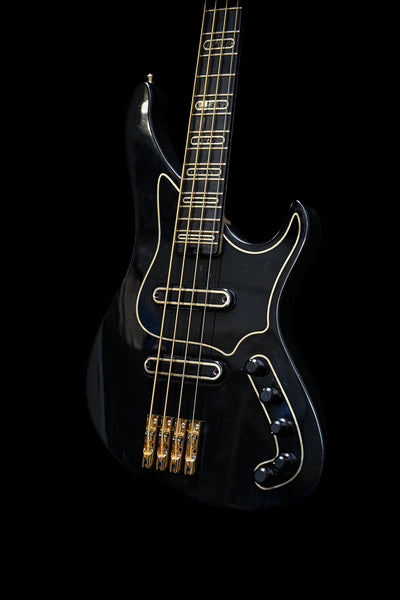 Angle artistique de la guitare basse S1 'Laudate Concordia' Édition Limitée se concentrant sur le corps et la couleur.