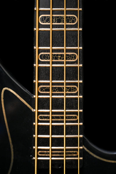 Gros plan du dessus et de l'accastillage de la guitare basse S1 'Laudate Concordia' Édition Limitée.