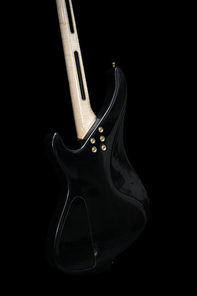 Vue détaillée de l'électronique et des contrôles de la guitare basse S1 'Laudate Concordia' Édition Limitée.