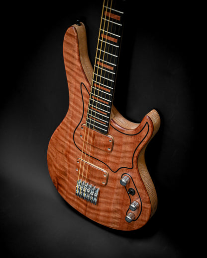 Gros plan sur la guitare M7 - Makore, en mettant l'accent sur la forme du corps et le détail des veines du bois.