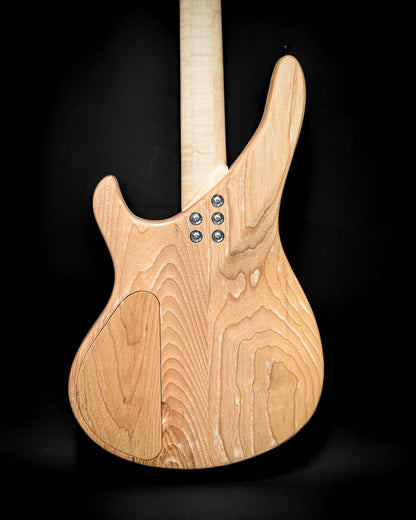 Vue arrière de la guitare M7 - Makore, montrant sa finition en bois lisse et ses détails structurels.