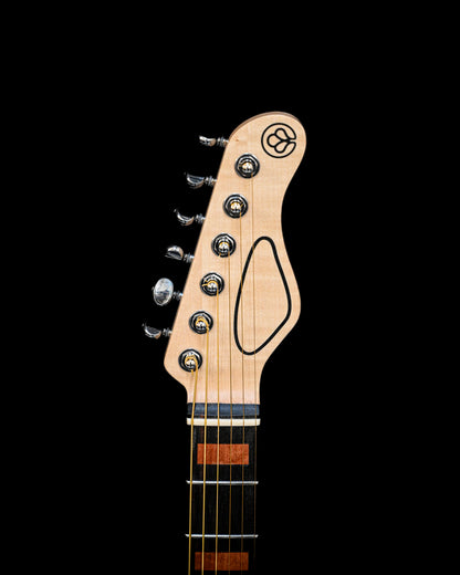 Tête de la guitare M7 - Makore, avec les chevilles et le logo sur fond noir.