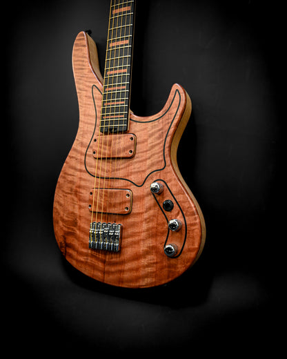 M7 - Vue latérale de la guitare Makore, avec son design élégant et sa qualité de fabrication.