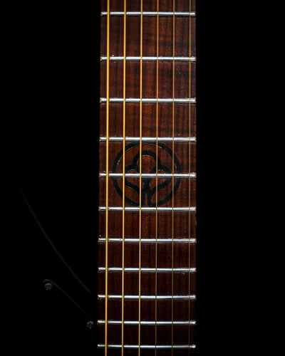 Gros plan sur la Belforti Sarā 6 - Manche de guitare basse essentiel avec incrustations complexes