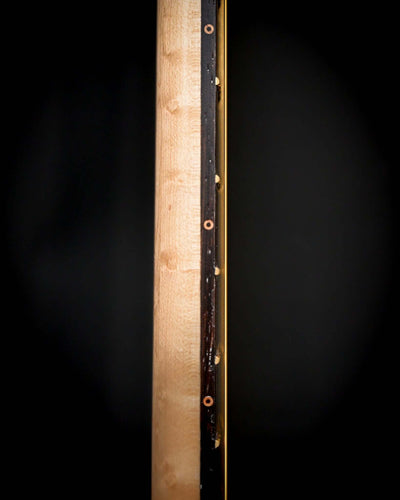 Vue latérale de la Sarā 6 - Manche de guitare signature de Belforti Instruments, témoin du savoir-faire et de la précision de l'artisanat.