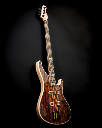 Vue sous un angle dynamique de la guitare basse S1 Ziricote, mettant en valeur son esthétique et sa fabrication uniques.