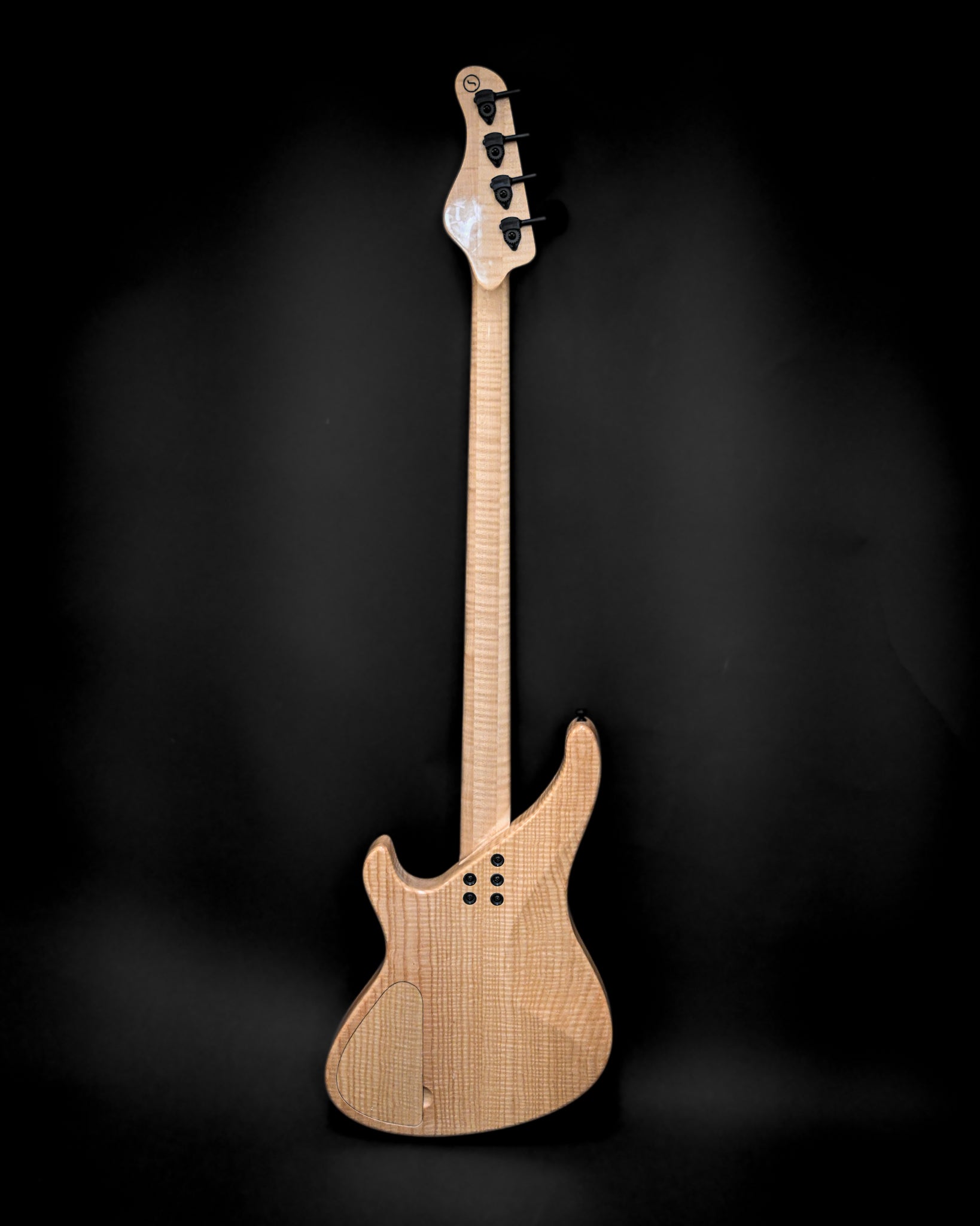 Vue arrière de la guitare basse électrique S1 Ziricote, montrant son bois d'érable époustouflant et sa finition détaillée.