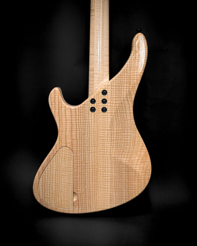 Angle latéral de la basse électrique S1 Ziricote soulignant le design élégant de l'instrument.