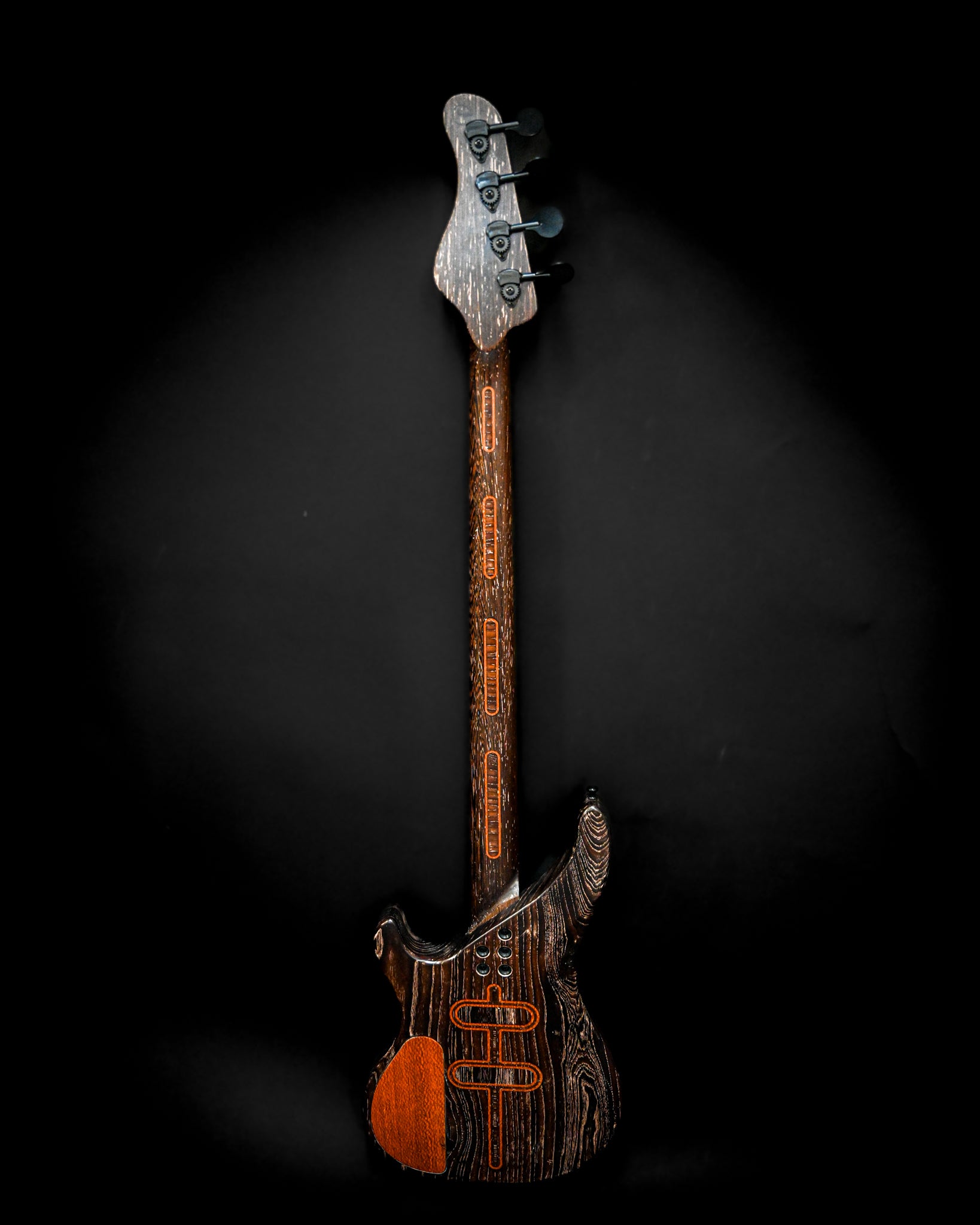 Gros plan sur le dos de la guitare basse S3 Lacewood, en mettant l'accent sur les détails et les finitions uniques.