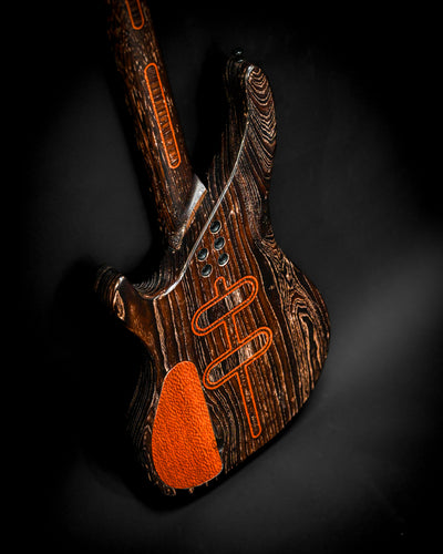 Vue de profil artistique de l'arrière de la guitare basse S3 Lacewood, mettant en valeur son design distinctif.
