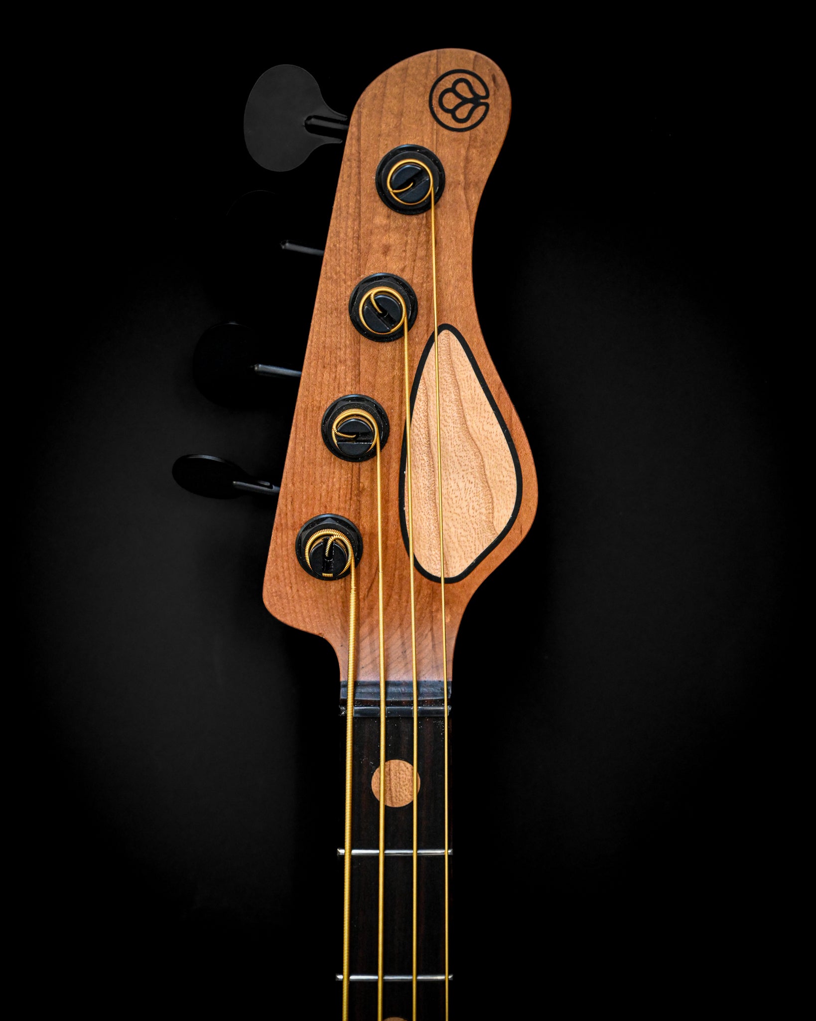 Guitare basse en érable M3, avec une attention particulière portée à l'architecture du corps et aux veines du bois.