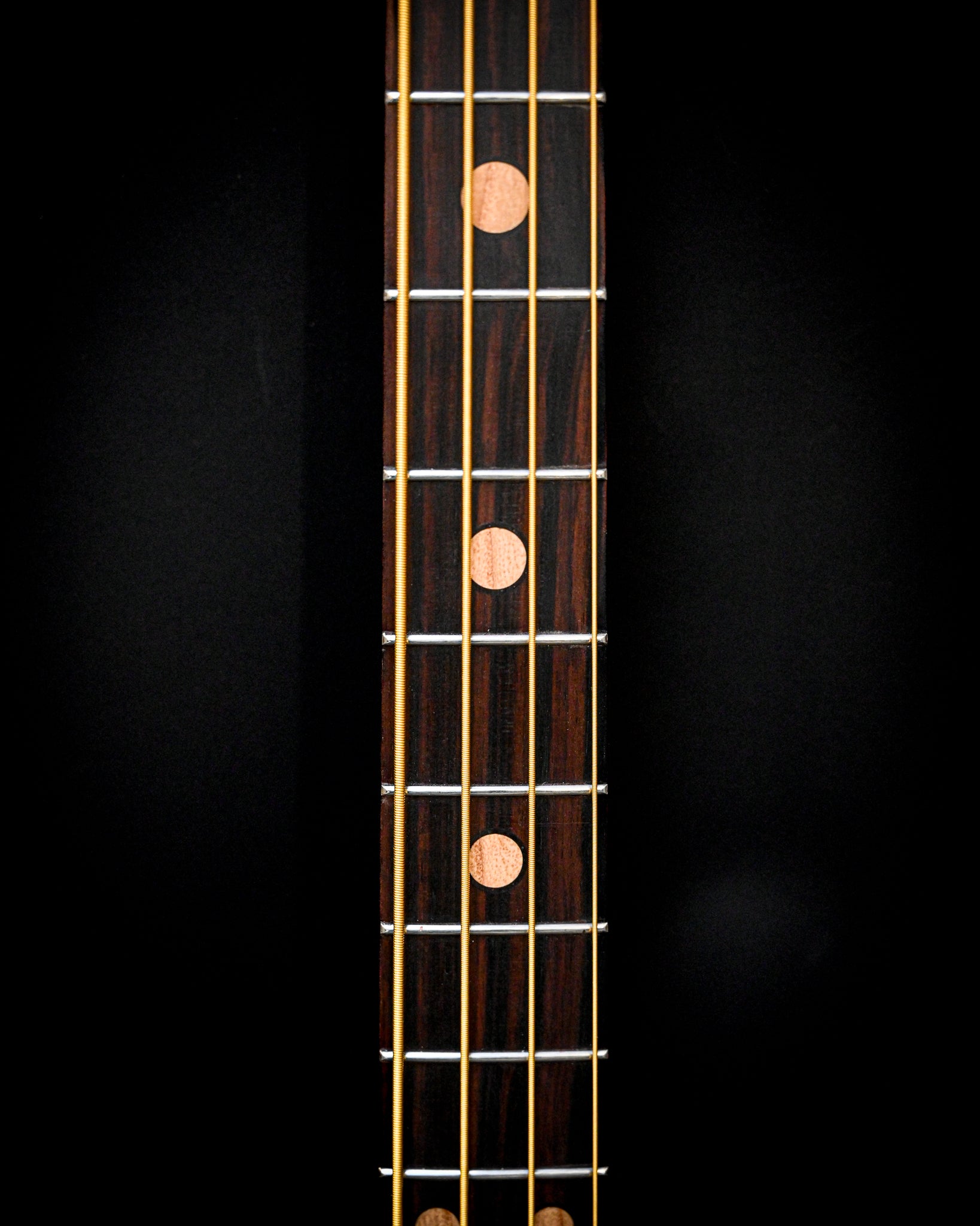 Guitare basse M3 Maple vue de dessus, capturant l'alignement du corps et du manche.