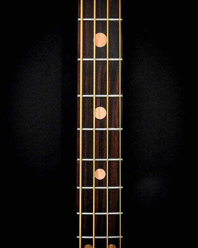 Gros plan sur la Marē 4 - Guitare basse Masterbuilt de Belforti, fabriquée avec un savoir-faire minutieux et des matériaux haut de gamme.