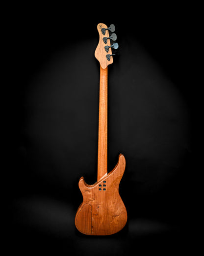 Vue arrière de la guitare basse M3 en érable, axée sur la construction et les chevilles.