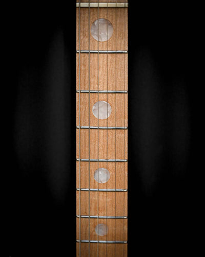 Gros plan sur la Belforti Yatē 6 - Manche de guitare basse essentiel mettant en valeur des bois de qualité et un savoir-faire artisanal.