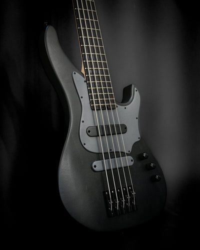 Vēa 5 - Guitare basse essentielle de Belforti, dotée de fonctionnalités essentielles et d'une sonorité de qualité professionnelle.