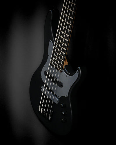 Vēa 5 - Guitare basse Essential de Belforti au design élégant et aux caractéristiques professionnelles, issue de la série Essential.