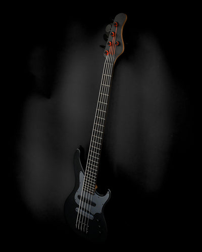 Vēa 5 - Guitare basse essentielle de Belforti en noir, mettant en avant la simplicité et la fonctionnalité