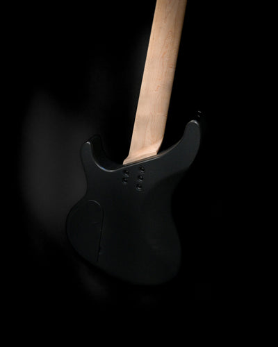 Vue arrière de la Belforti Vēa 5 - Une guitare basse essentielle qui met en valeur son design élégant et sa fabrication de qualité.