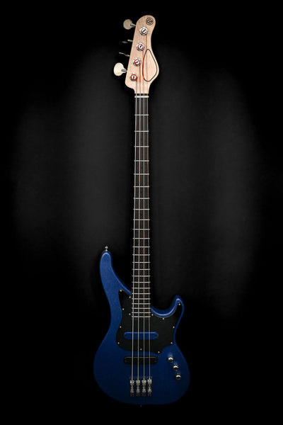 Belforti Vēa 4 - Guitare basse essentielle avec corps bleu et plaque de protection noire sur fond noir