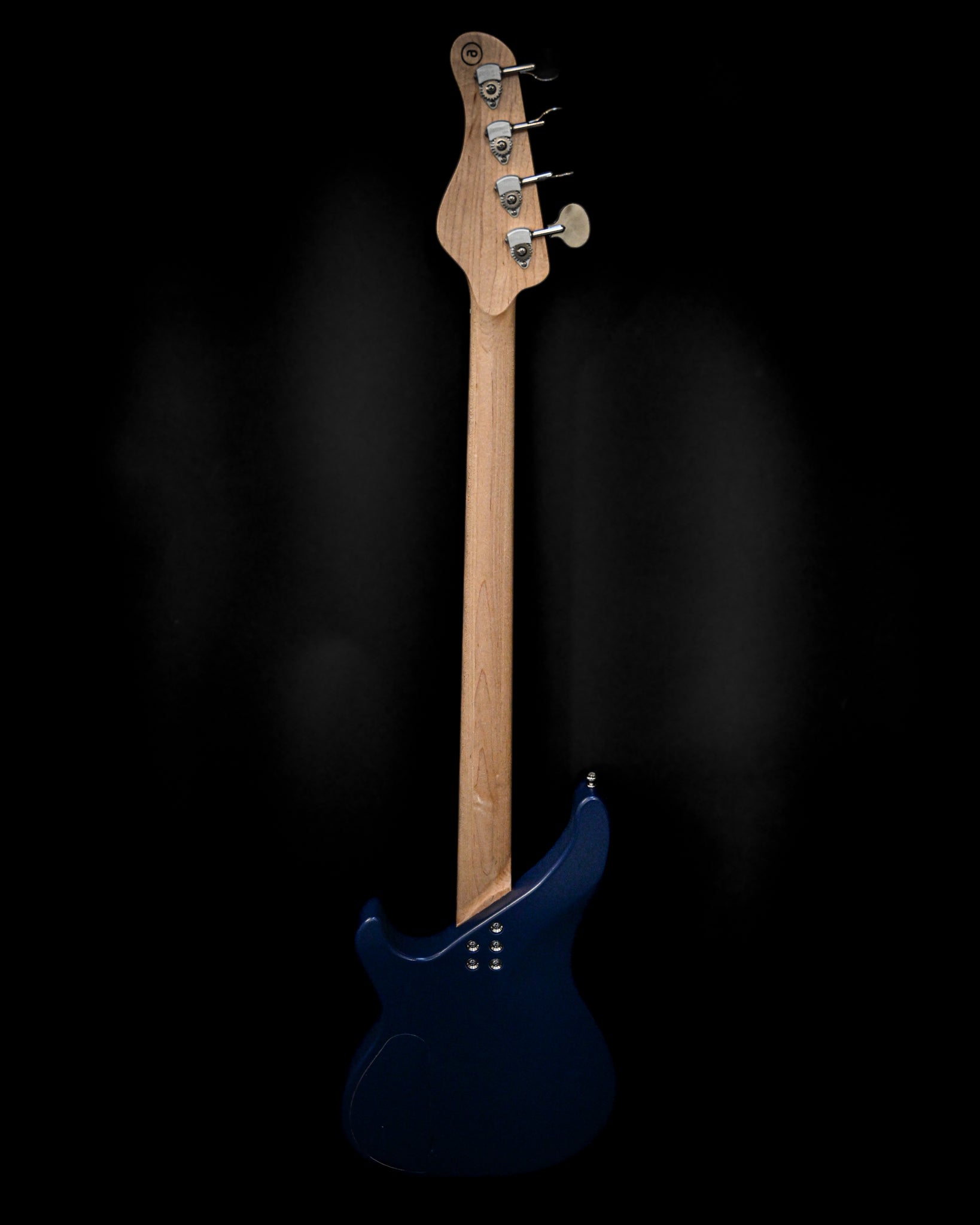 Vue latérale de la guitare basse italienne E3 Smalt de Belforti Instruments, montrant le manche et les chevilles d'accordage.