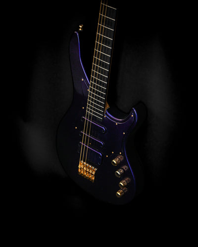 Belforti Yatē 6 - Une guitare basse Essential qui met en valeur le design élégant et les bois de qualité supérieure de la série Essential dans une finition sombre.