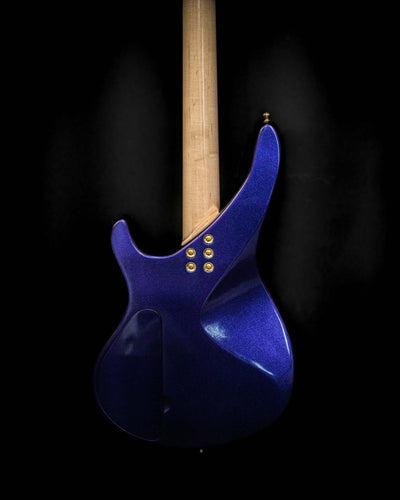 Vue arrière de la Belforti Yatē 6 - Une guitare basse essentielle qui met en valeur son élégante finition bleue et son savoir-faire artisanal.