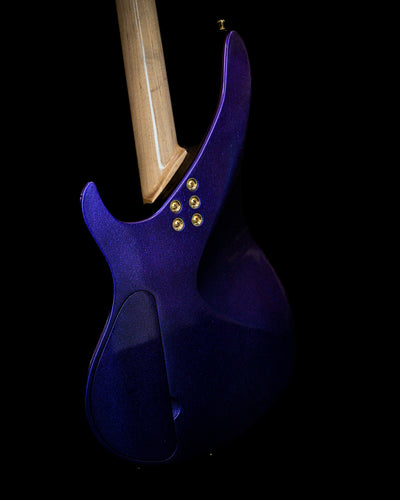 Vue arrière d'une Yatē 6 - Guitare basse Essential de Belforti avec une finition violette élégante, mettant en valeur le savoir-faire artisanal et la qualité du matériel.