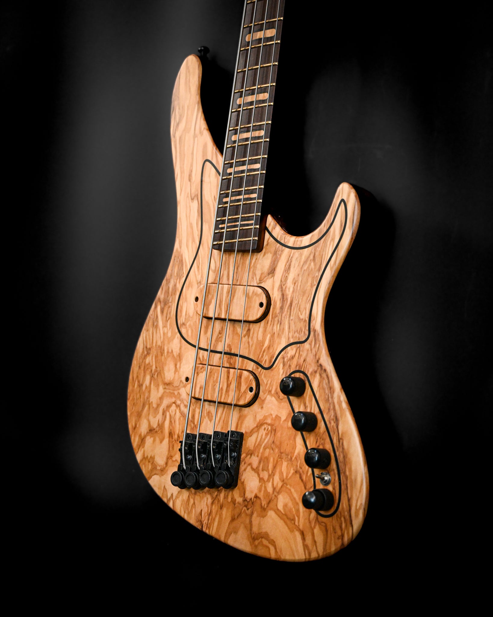 Bass Custom de la série M avec un accent sur la touche et la tête, mettant en évidence les détails de l'artisanat de Belforti Instruments.