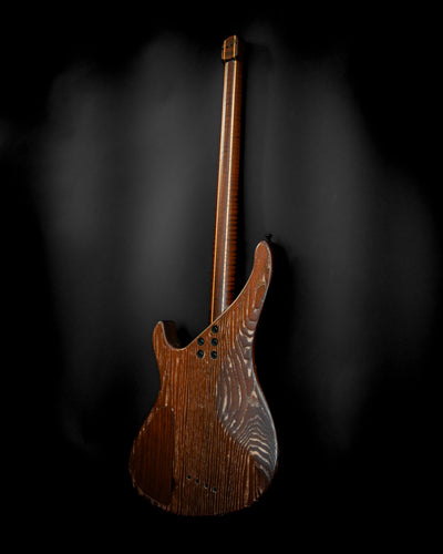 Vue arrière de la Marē 4HL/SS - Guitare basse Masterbuilt fabriquée par Belforti, présentant une finition en bois haut de gamme et un design élégant.