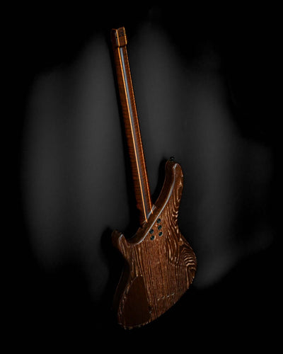 Belforti Marē 4HL/SS - Guitare basse Masterbuilt présentant le design du dos et du manche sur fond noir.