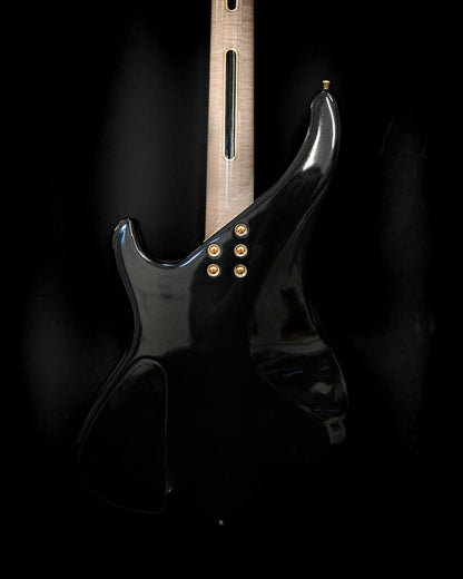 Vue latérale de la guitare basse S1 'Laudate Concordia' Limited Edition, avec une attention particulière pour la touche et les détails du corps.