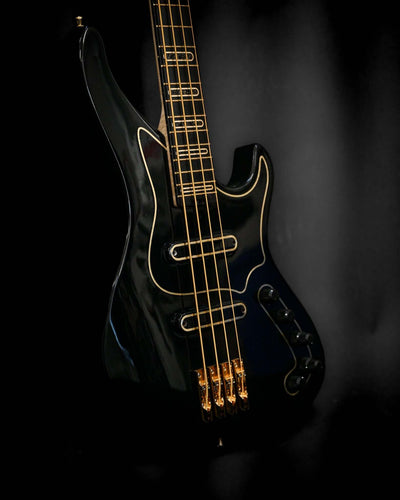 Vue arrière de la guitare basse S1 'Laudate Concordia' Limited Edition montrant la conception de son manche et de son corps.