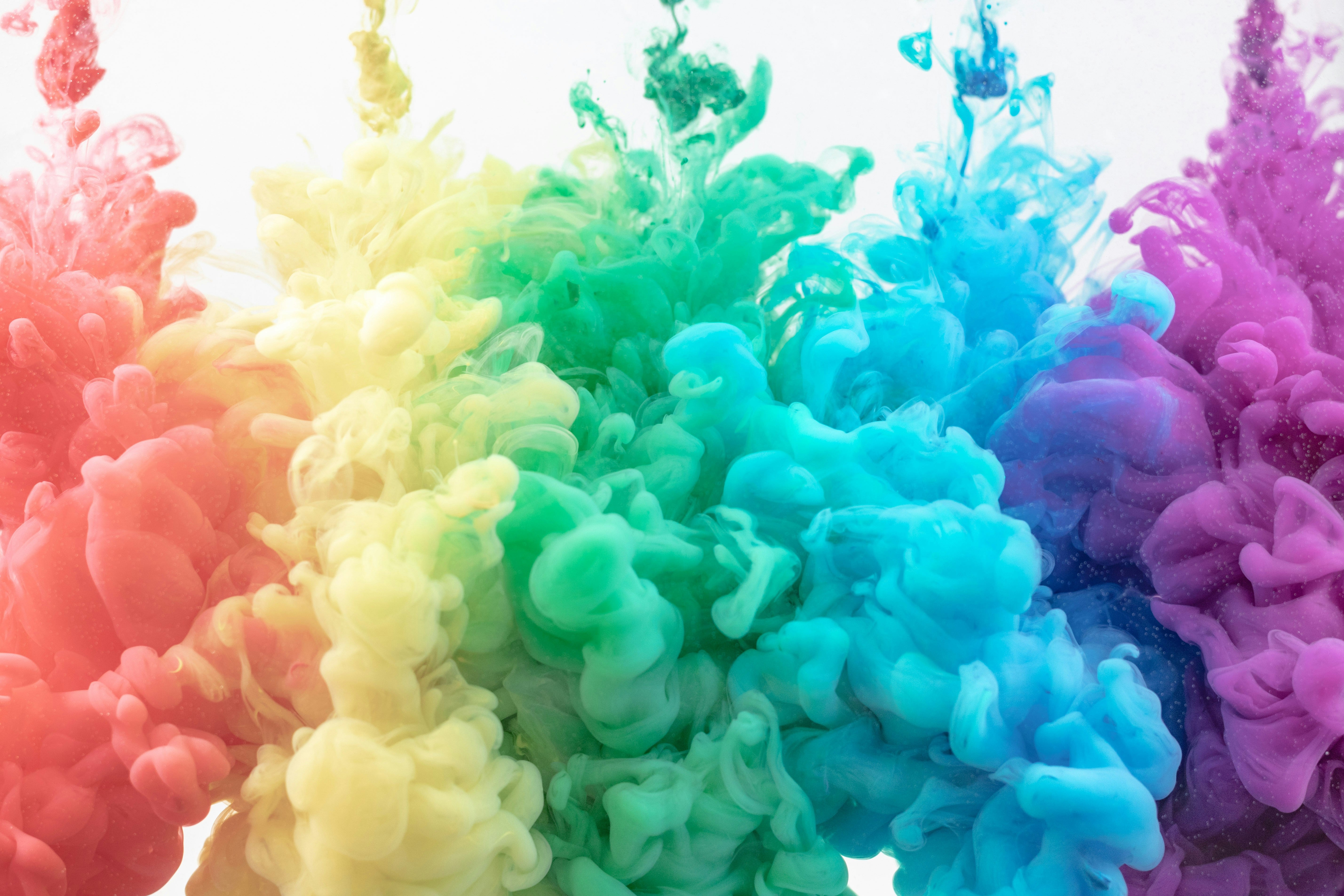 rayons de fumée colorés sur fond blanc