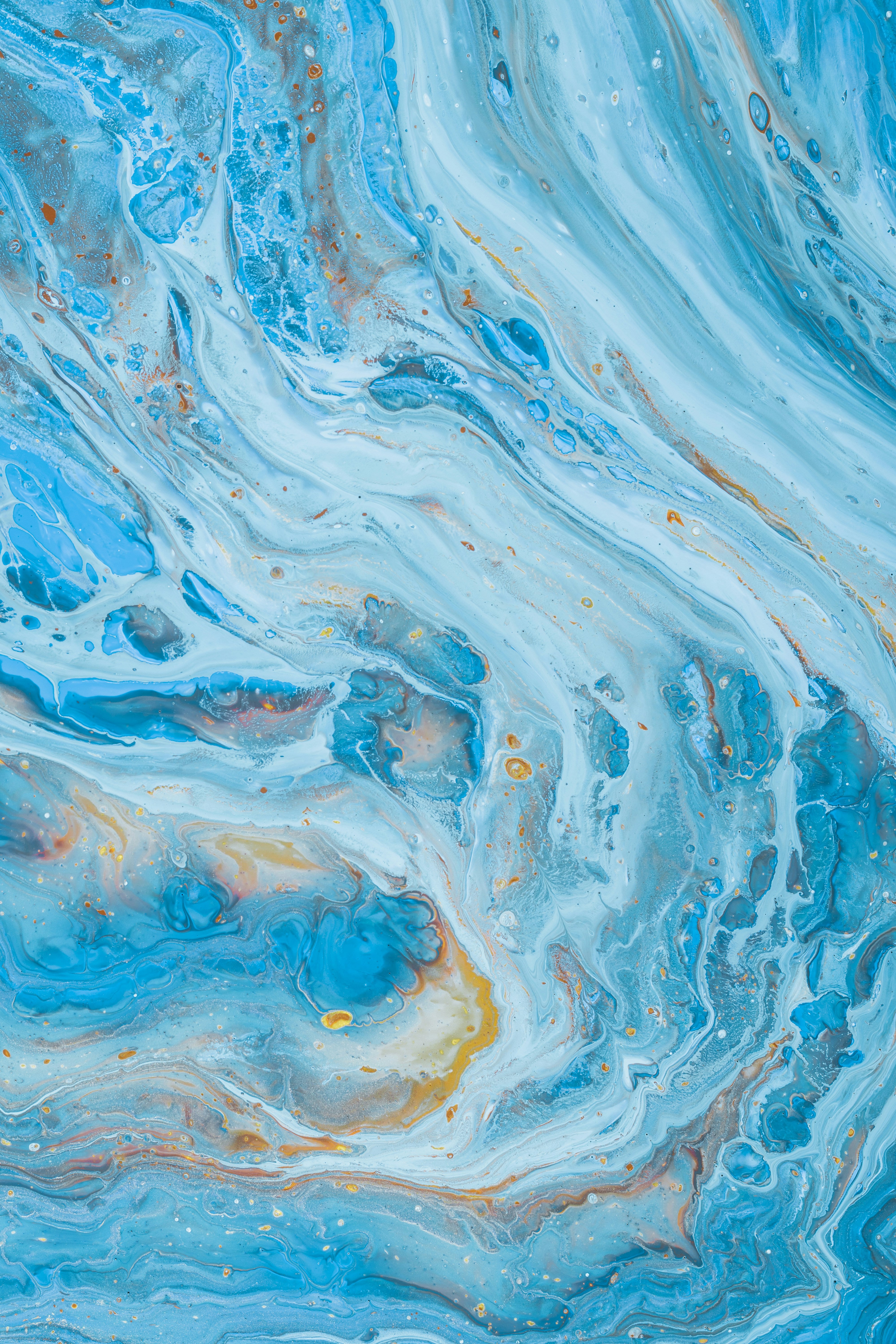 Peinture abstraite bleue, blanche et jaune se fondant l'une dans l'autre