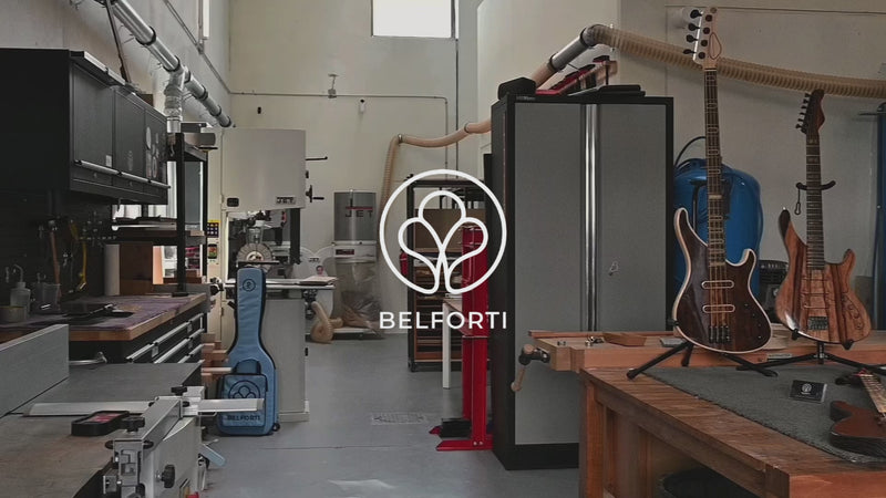 Une vidéo contemplative de la Manufacture Belforti à Paris, montrant du bois, des guitares et des basses en cours de fabrication, des luthiers passionnés et un bel atelier.