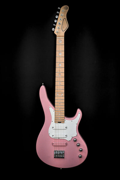 E7 Ueno Sakura Pinkギターを黒色の背景に配置し、そのユニークなデザインを際立たせています。