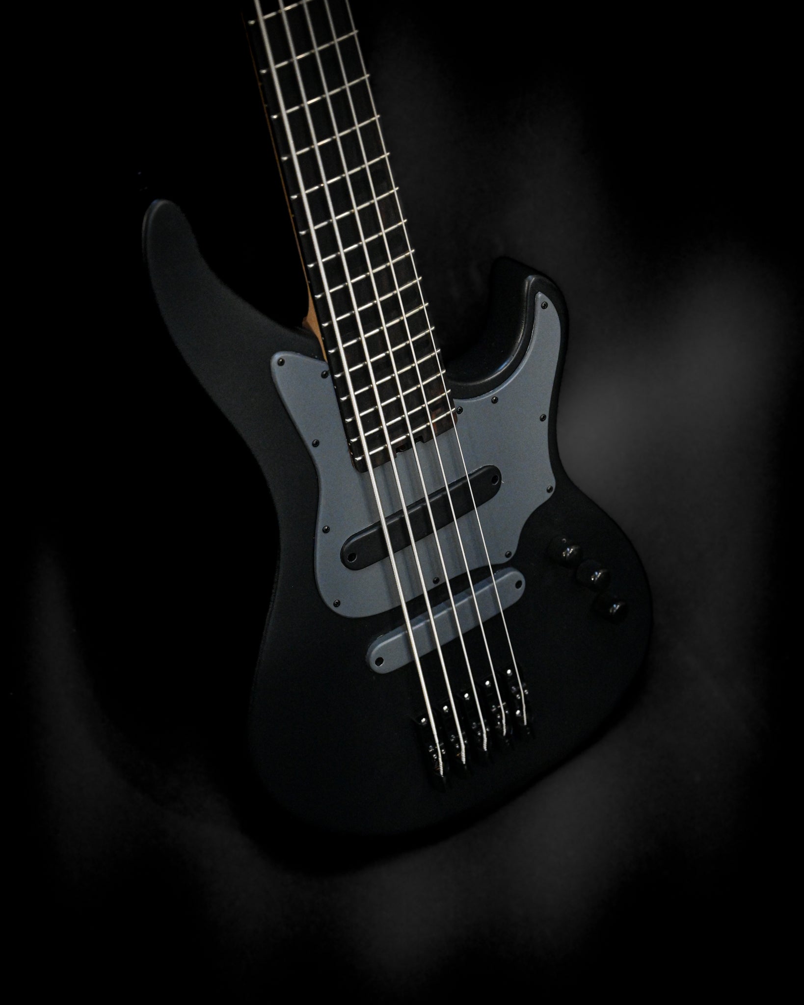 Belforti Instruments의 E3 Lorraine Coal 베이스의 역동적인 각도는 우아한 넥과 프렛보드를 강조합니다.