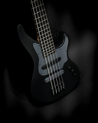 Belforti Instruments의 E3 Lorraine Coal 베이스의 역동적인 각도는 우아한 넥과 프렛보드를 강조합니다.