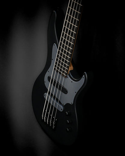 Belforti Instruments의 E3 Lorraine Coal 베이스 기타의 뒷면은 세련된 윤곽과 장인 정신을 강조하고 있습니다.