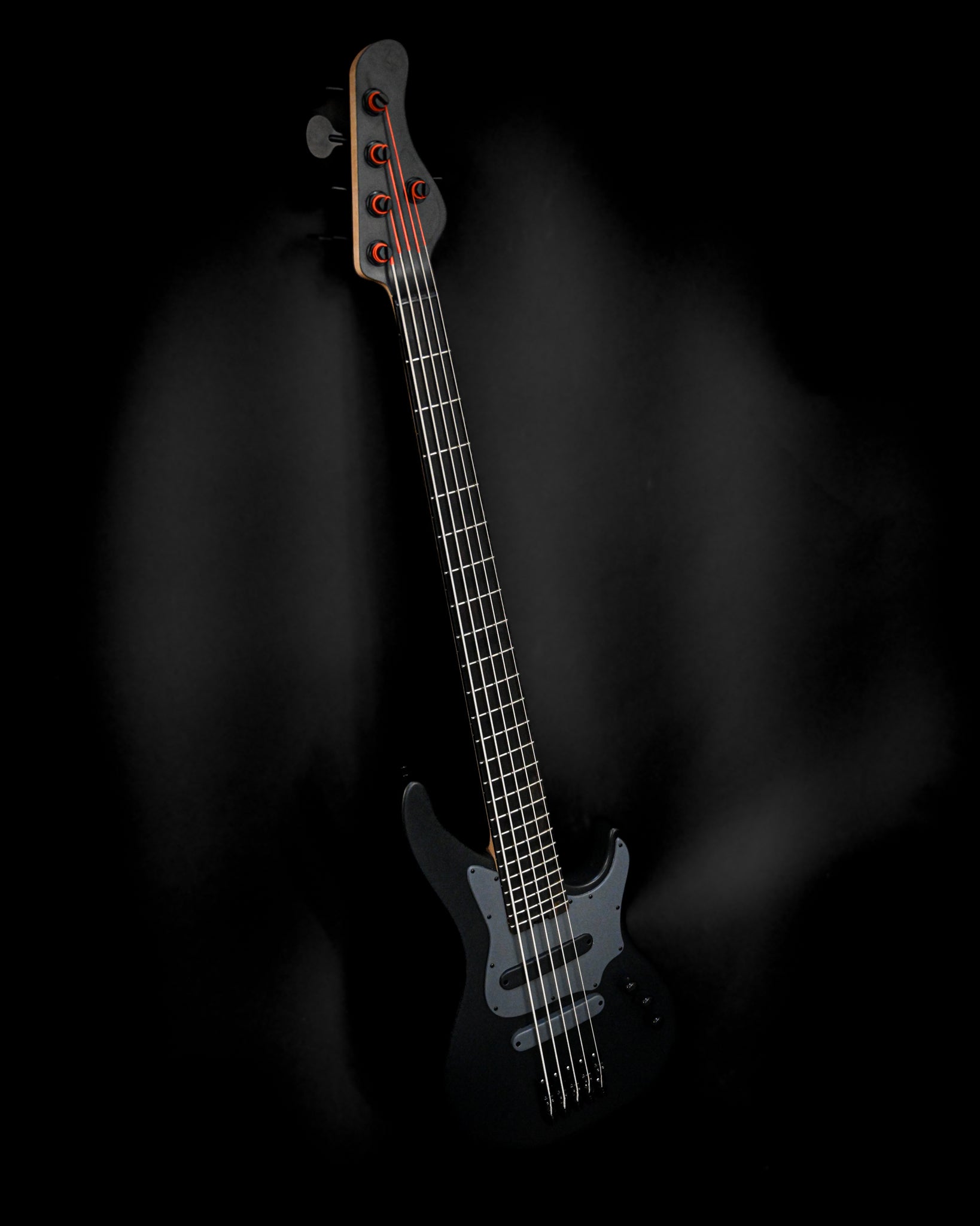 Belforti Instruments의 E3 Lorraine Coal 베이스 기타의 헤드스톡 페그에 초점을 맞춘 클로즈업으로, 디자인을 보여줍니다.