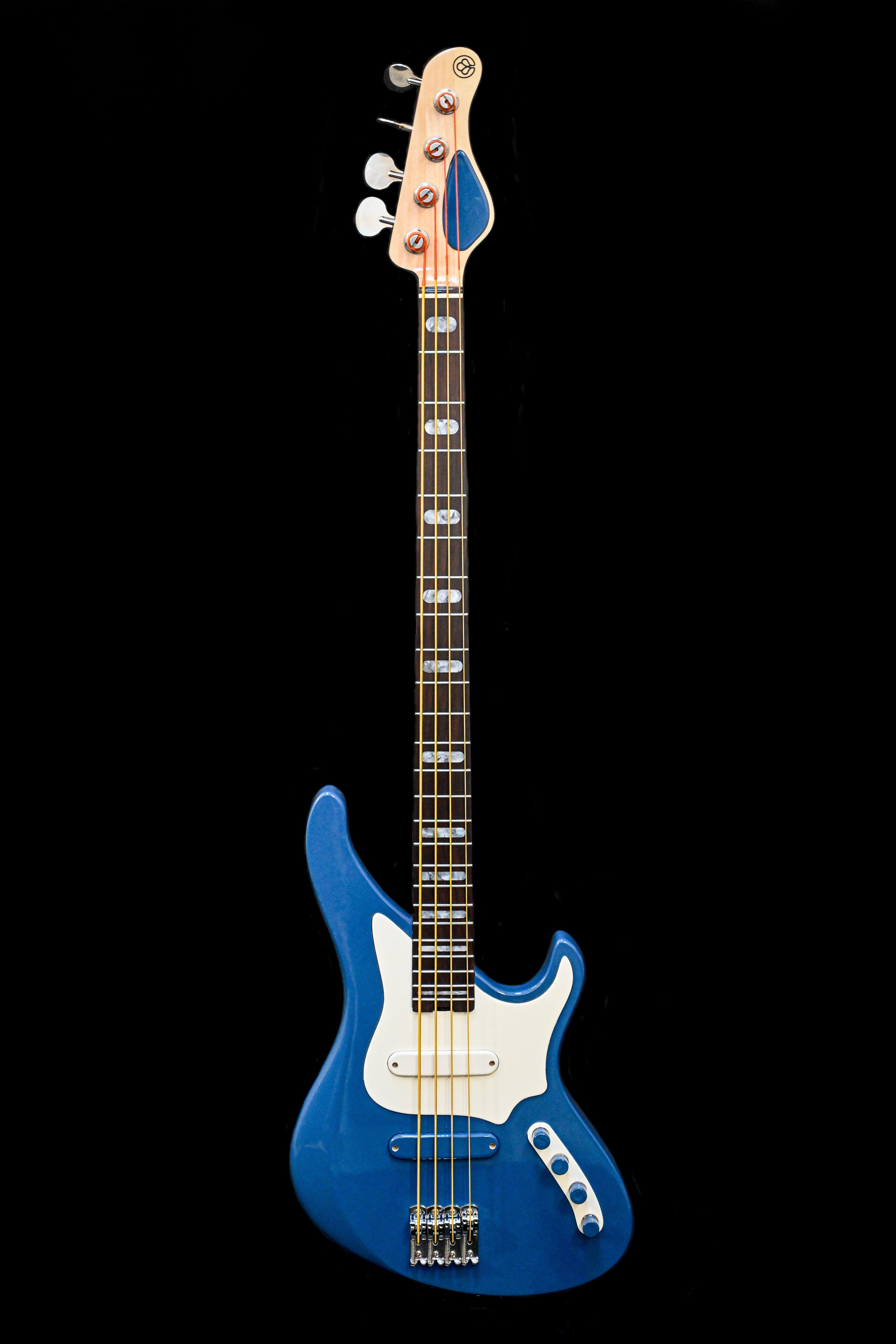 A guitarra baixo E1 Apennines Bardiglio em azul Bardiglio, com um design elegante, linhas simples e acabamento de inspiração italiana. Fabricado à mão pela Belforti Instruments.